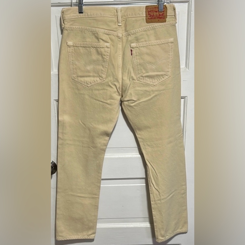 EUC- Levi's Straight Leg Jeans in Beige
Excellent condition!